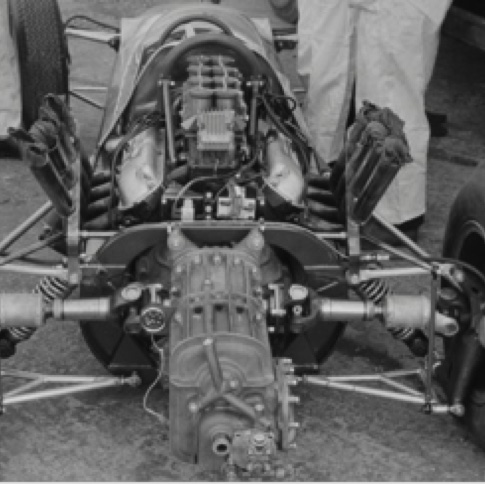 La Lotus 34 dans sa version "sortie d'Usine" en test à Snetterton avec ses échappements relevés